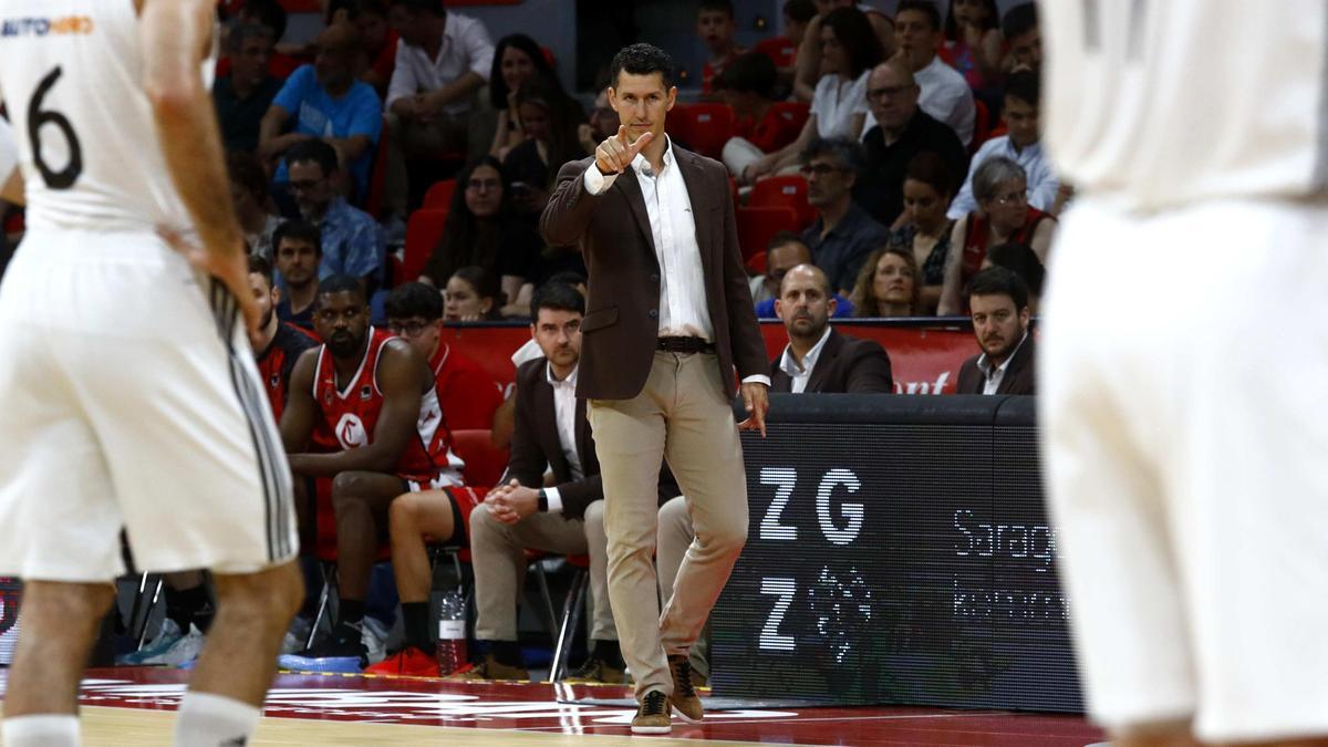 Rodrigo San Miguel da instrucciones durante el partido de este viernes.