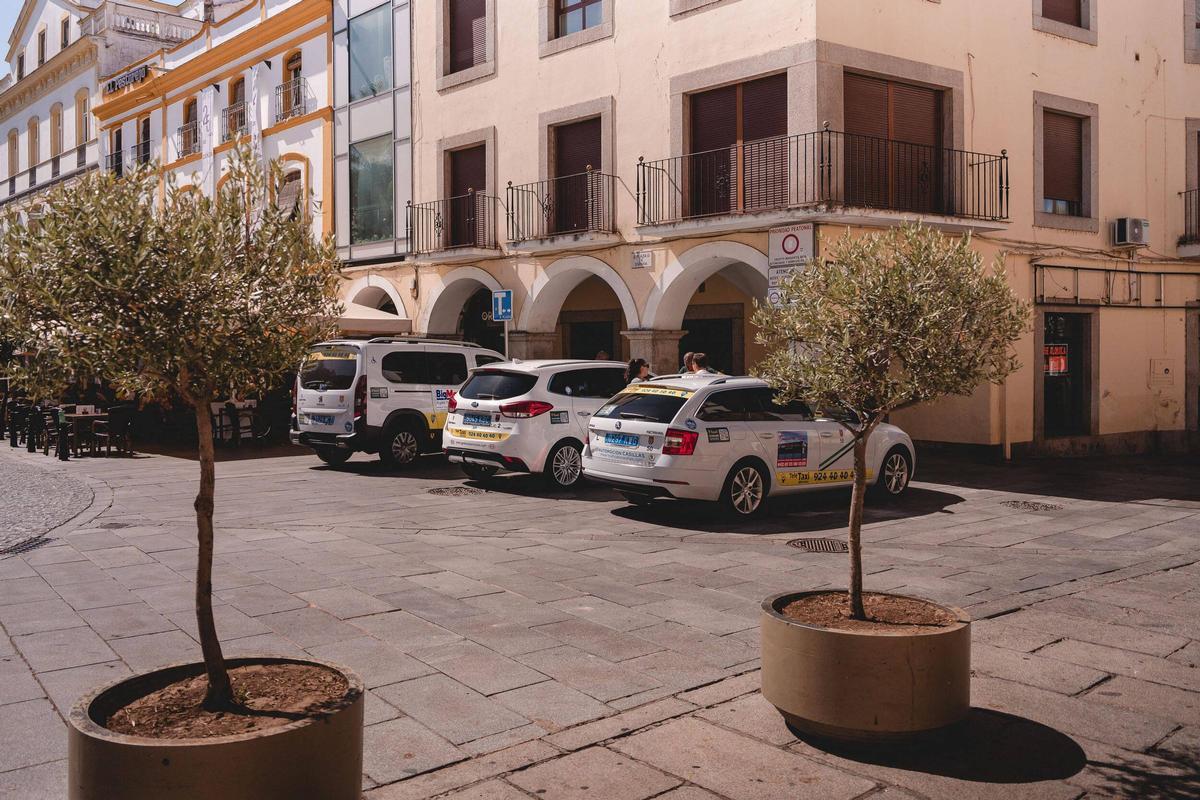 Varios taxis, en una parada del centro de Mérida, en una imagen de archivo.