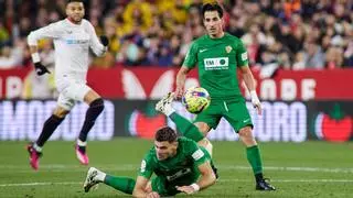 Agonía con todo en contra. Resultado, crónica y resumen del Sevilla-Elche (3-0)