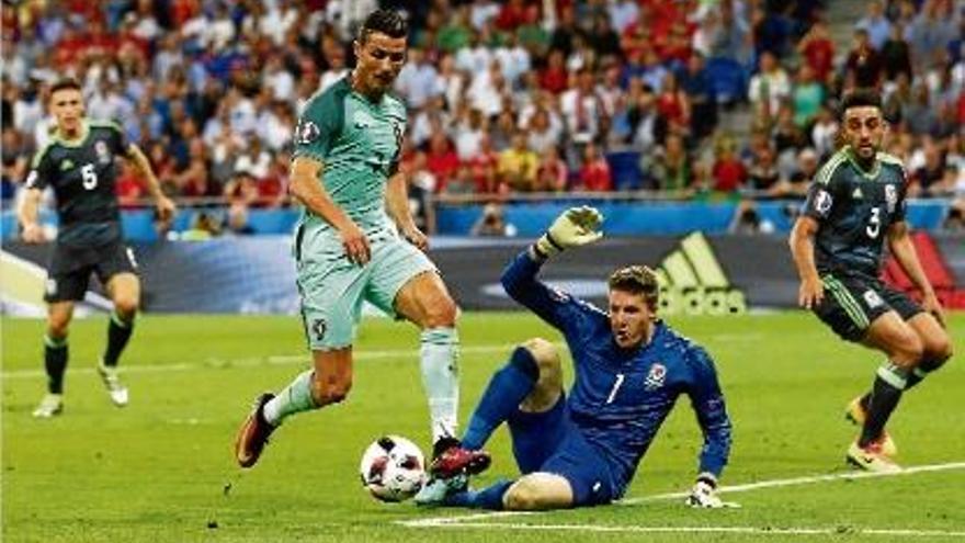 El portuguès Cristiano Ronaldo prova de superar el porter de Gal·les, Wayne Hennessey.