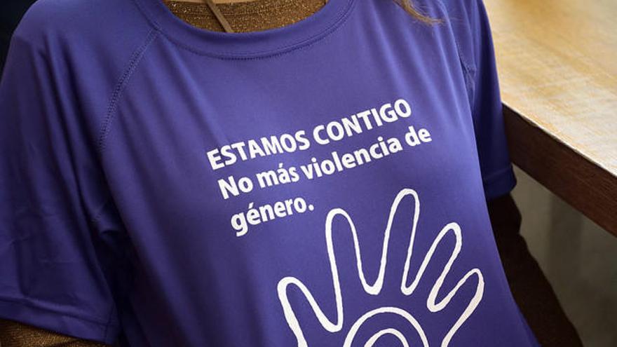 Una asistente esta mañana a las Corts muestra una camiseta contra la violencia machista