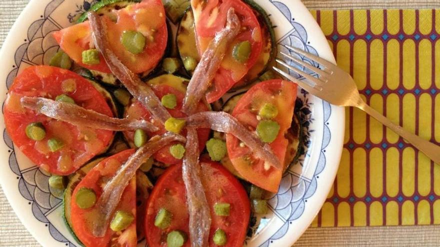 Receta ideal para el verano: tomates raf, anchoas y hierbas aromáticas