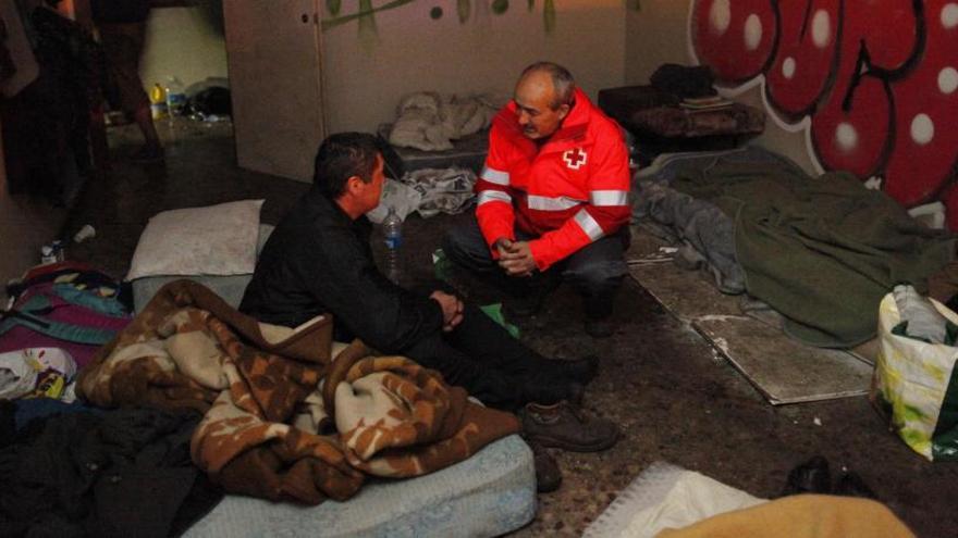 Voluntaris de la Creu Roja atenent persones sense llar a Girona, en una imatge d&#039;arxiu