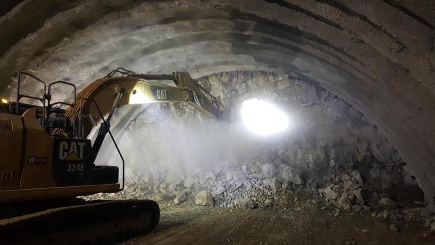 Fomento finaliza la conexión de galerías del túnel del Puerto de Querol