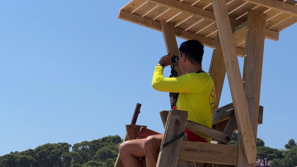 Un socorrista, vigilant els banyistes a la platja de Pals
