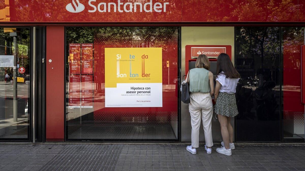 Barcelona 06/06/2022 La gran banca se prepara para empezar a pagar por los depósitos de forma gradual y limitada tras el verano + El efecto cohete-pluma de la banca (subir antes los tipos del crédito que el de los depósitos) En la foto, publicidad sobre hipotecas en una sucursal de Banco Santander en el barrio de la Verneda FOTO de FERRAN NADEU