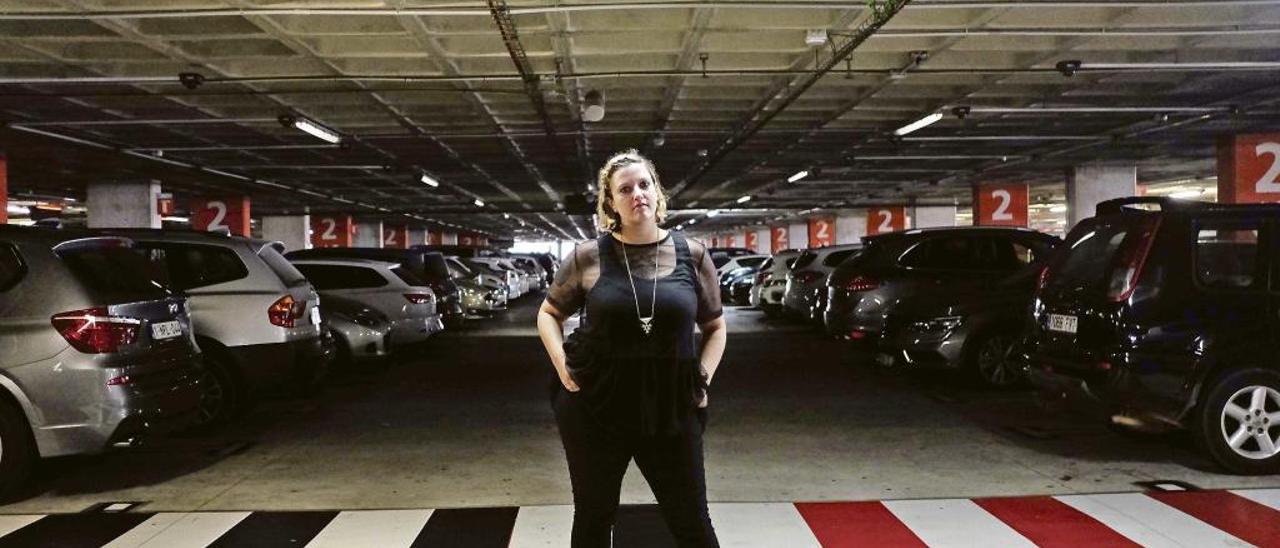 Claudia Carotti, en el parking del aeropuerto de Palma.