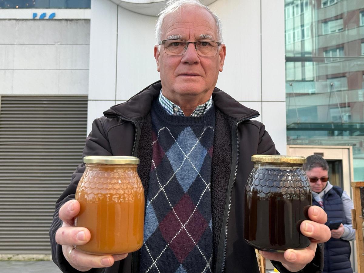 José Manuel Estrada, con dos tarros de miel de Asturias.