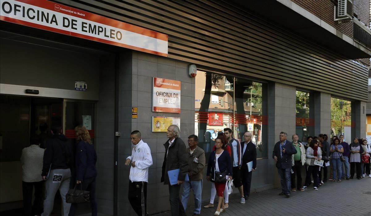 zentauroepp25862140 madrid 06 05 2014   economia colas de desempleados en la ofi180202091043