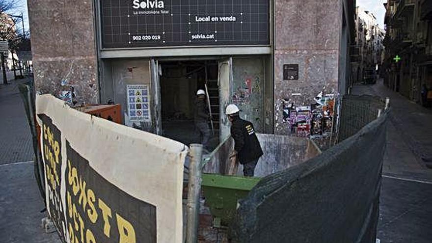 Fa dos anys que els baixos de can Jorba estan tancats. Hi havia una oficina del Banc de Sabadell