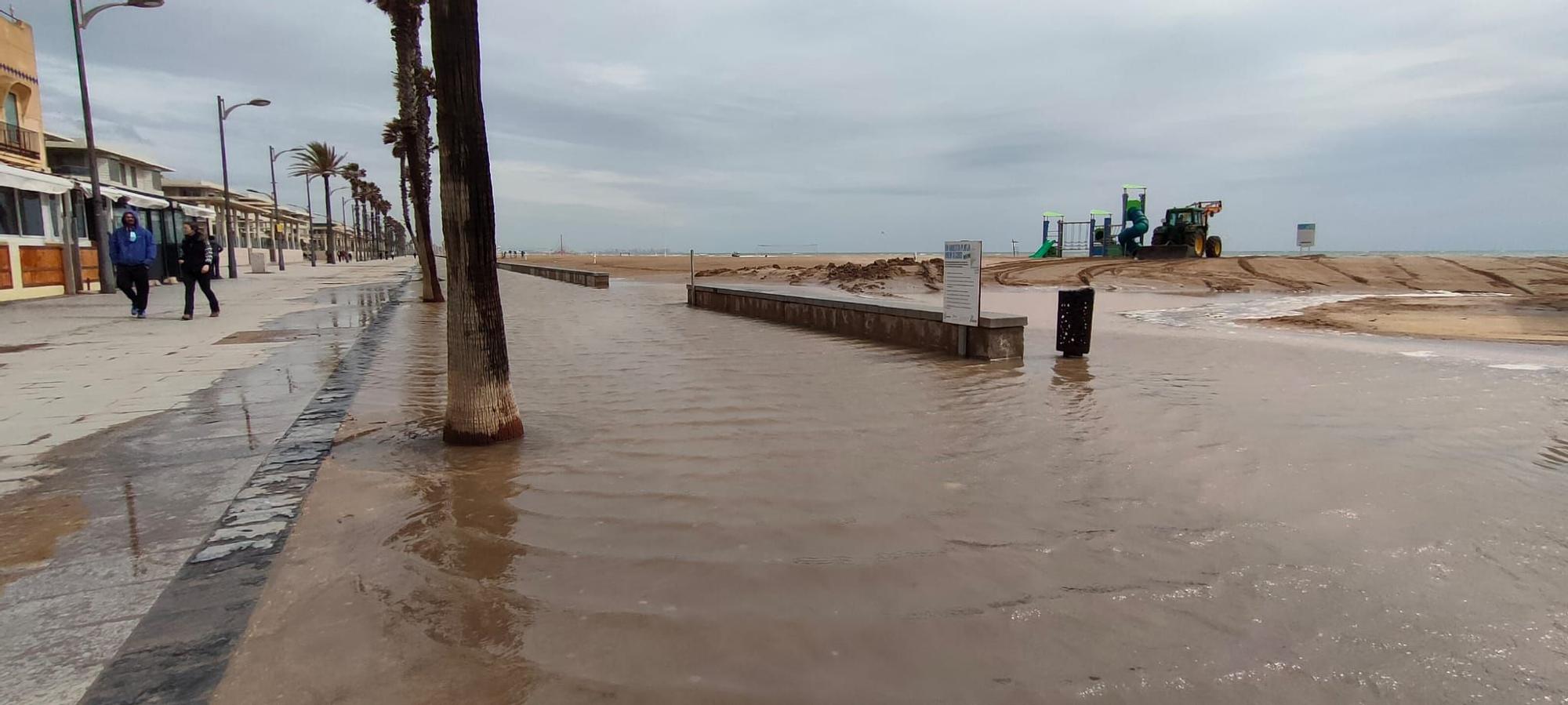 El temporal anega la playa de la Patacona y la fachada marítima de València