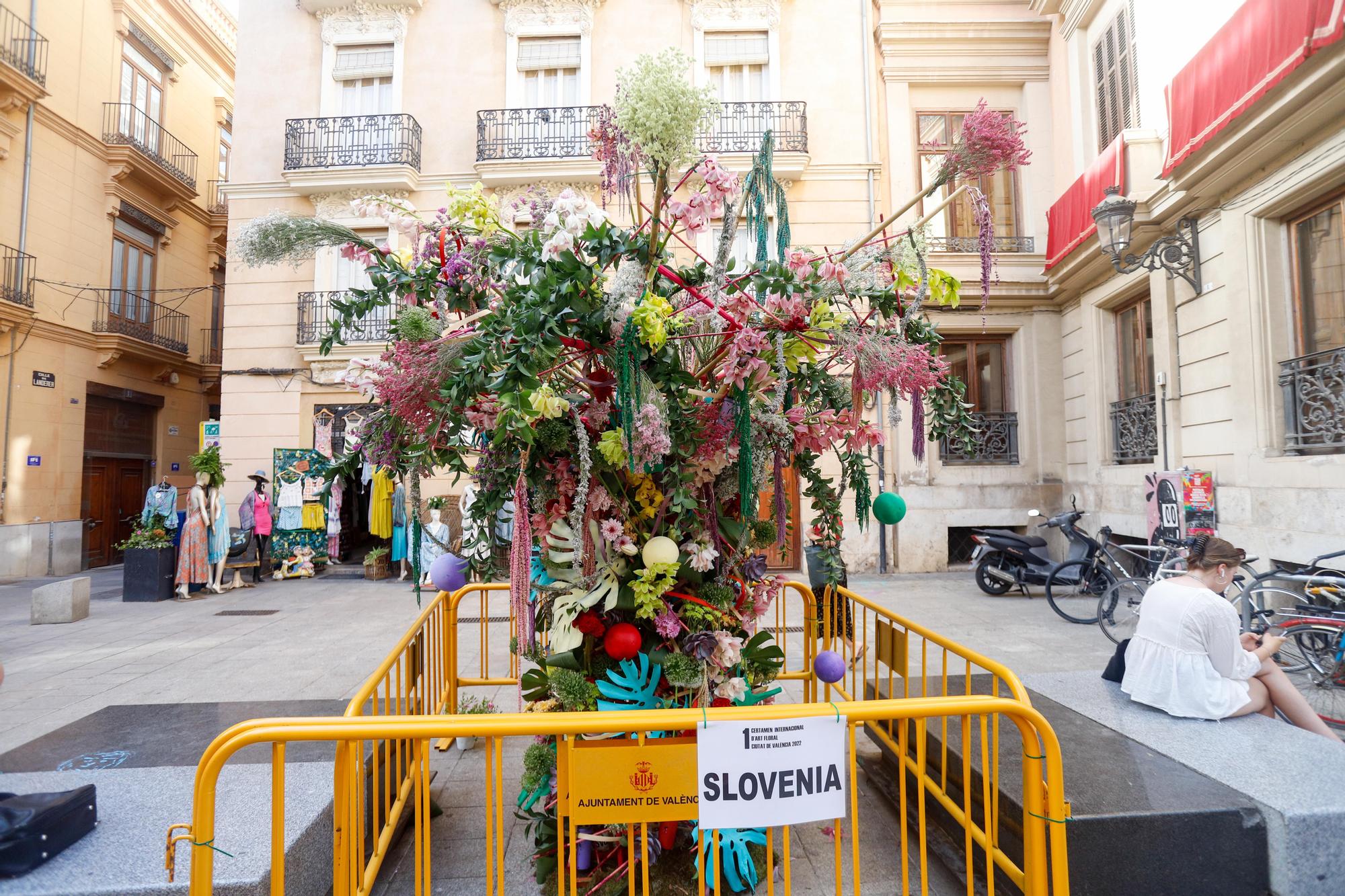 Sábado de Corpus: ambiente en la plaza, balcones y adornos florales