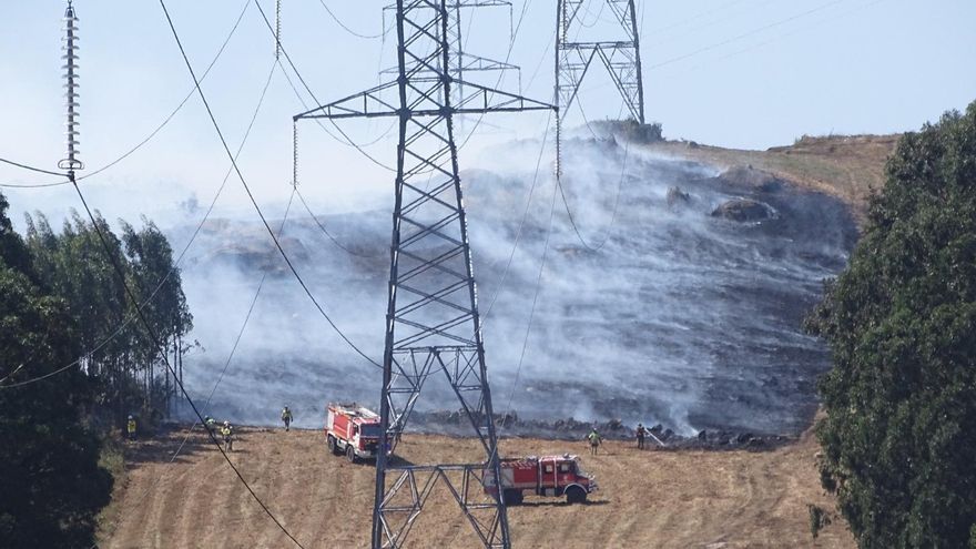 Incendio en el límite entre A Coruña y Arteixo