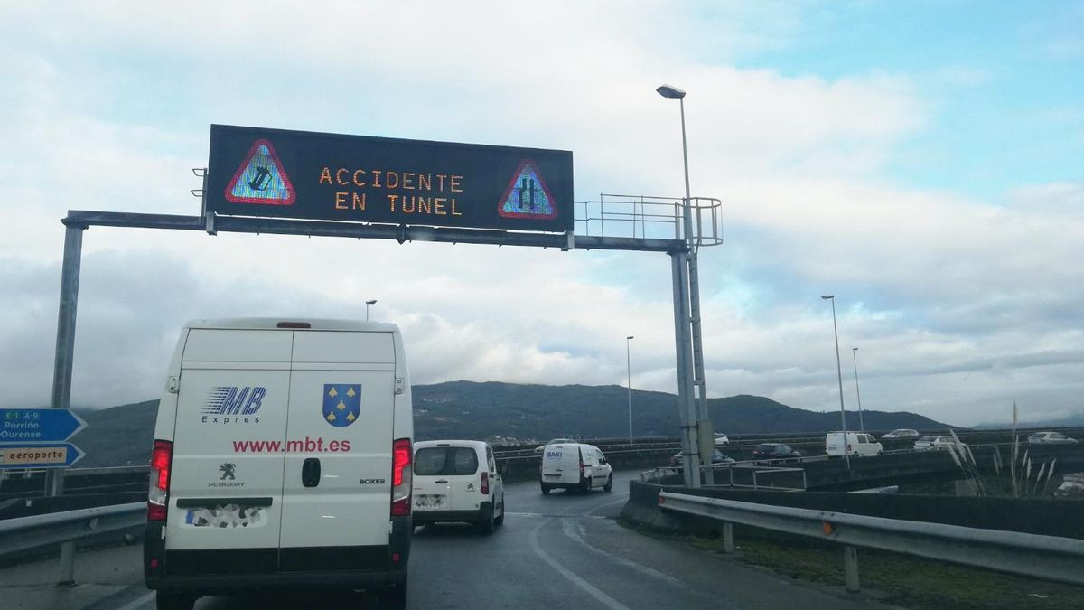 Atasco en la zona de la "raqueta" de Teis