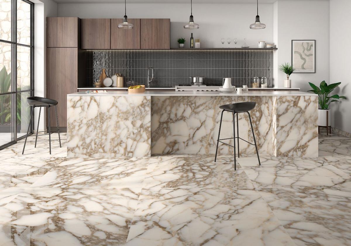 Ambiente creado con la serie 'Arabescato', de Pamesa Cerámica.