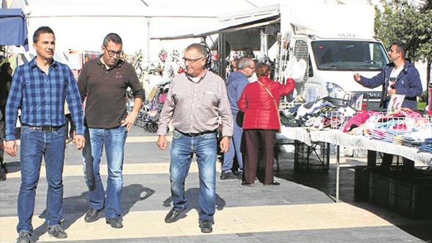 Reorganizan el mercado ambulante con paradas en la plaza España