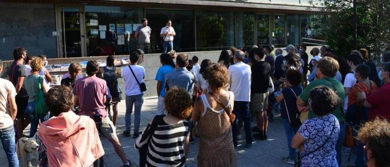 Personas concentradas ayer frente al consistorio para protestar y exigir responsabilidades. |   // G.NÚÑEZ