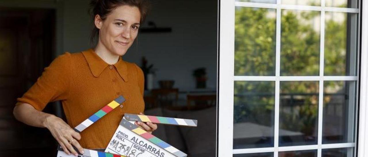 Arriba, la cineasta catalana Carla Simón. Abajo, fotograma de “Alcarrás”, Oso de Oro de la Berlinale.
