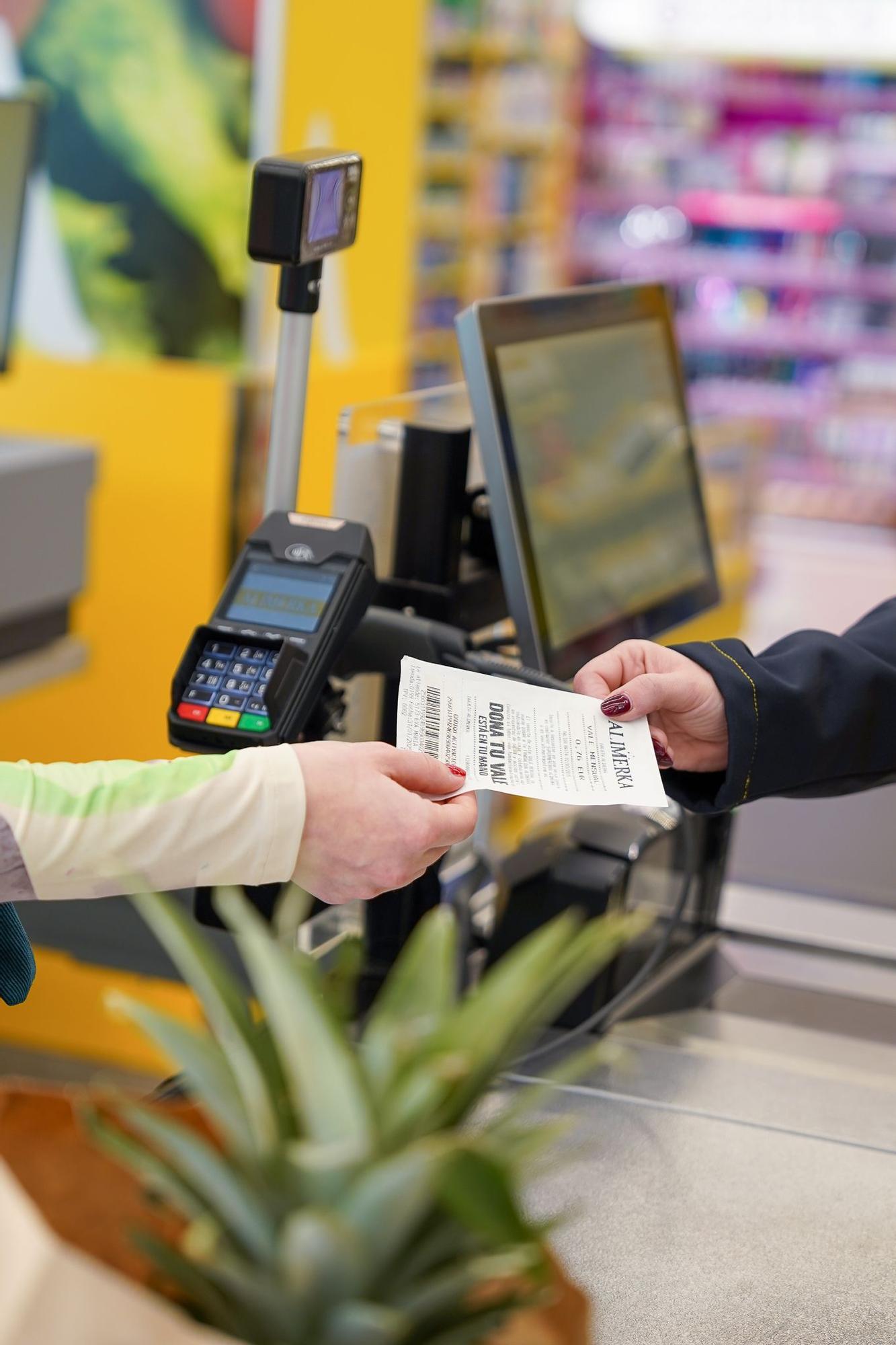 Un cliente dona su ticket mensual.
