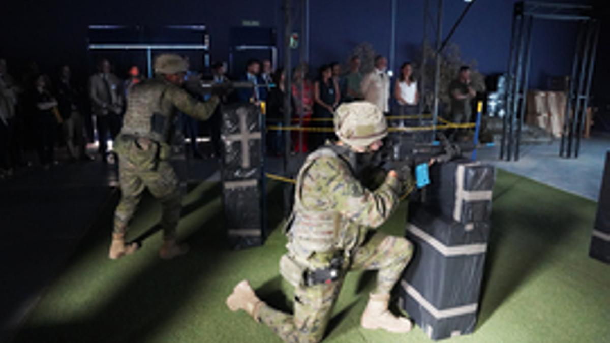 Visita de los intengrantes del curso de defensa a la BRIX.