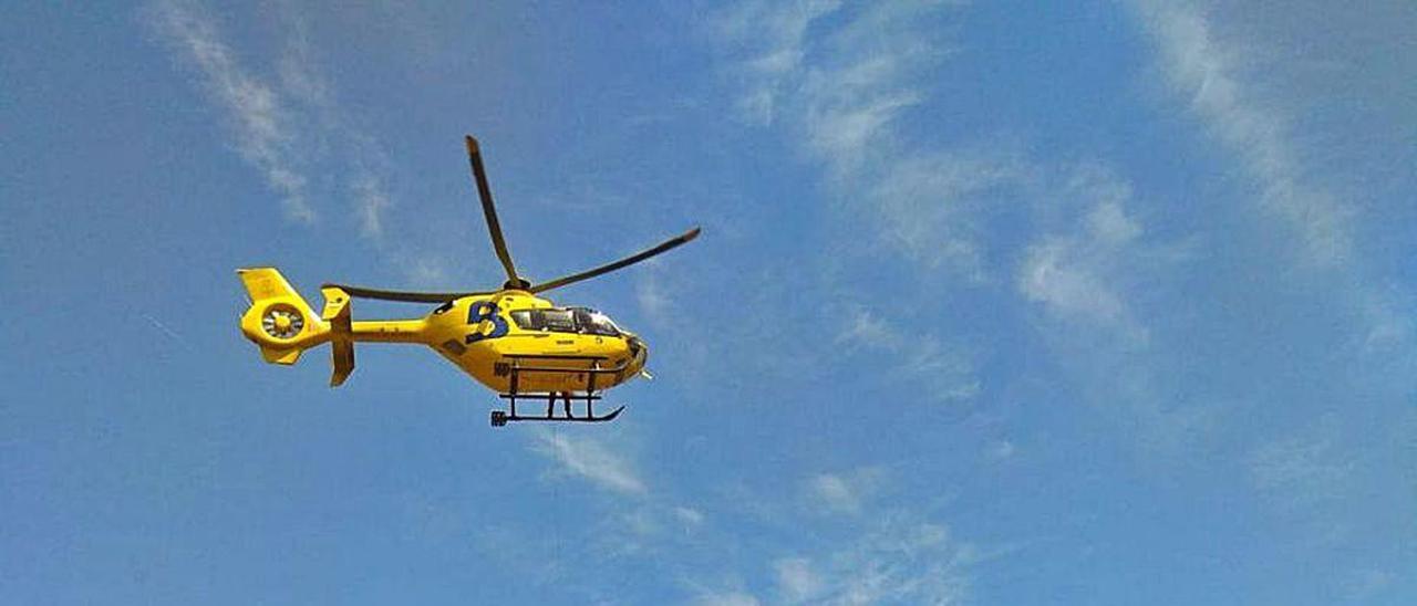 El helicóptero de Emergencias, en pleno rescate junto a la isla del Carmen.