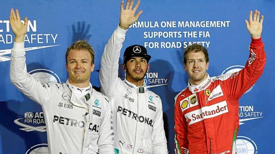 Hamilton, al mig, sortirà davant de Nico Rosberg i Sebastian Vettel