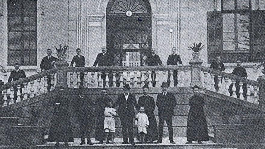 Diciembre de 1923. Componentes de la congregación salesiana inicial, junto al fundador, Alejandro Hidalgo, y los dos primeros niños acogidos.  | | LP/DLP