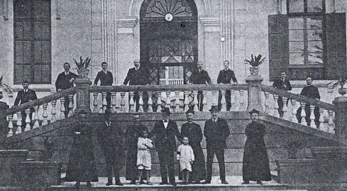 Diciembre de 1923. Componentes de la congregación salesiana inicial, junto al fundador, Alejandro Hidalgo, y los dos primeros niños acogidos.  | | LP/DLP