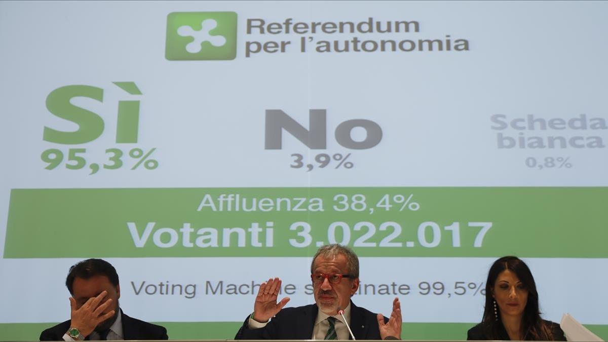 El presidente de Lombardía, Roberto Maroni, en una rueda de prensa tras el referéndum del domingo.