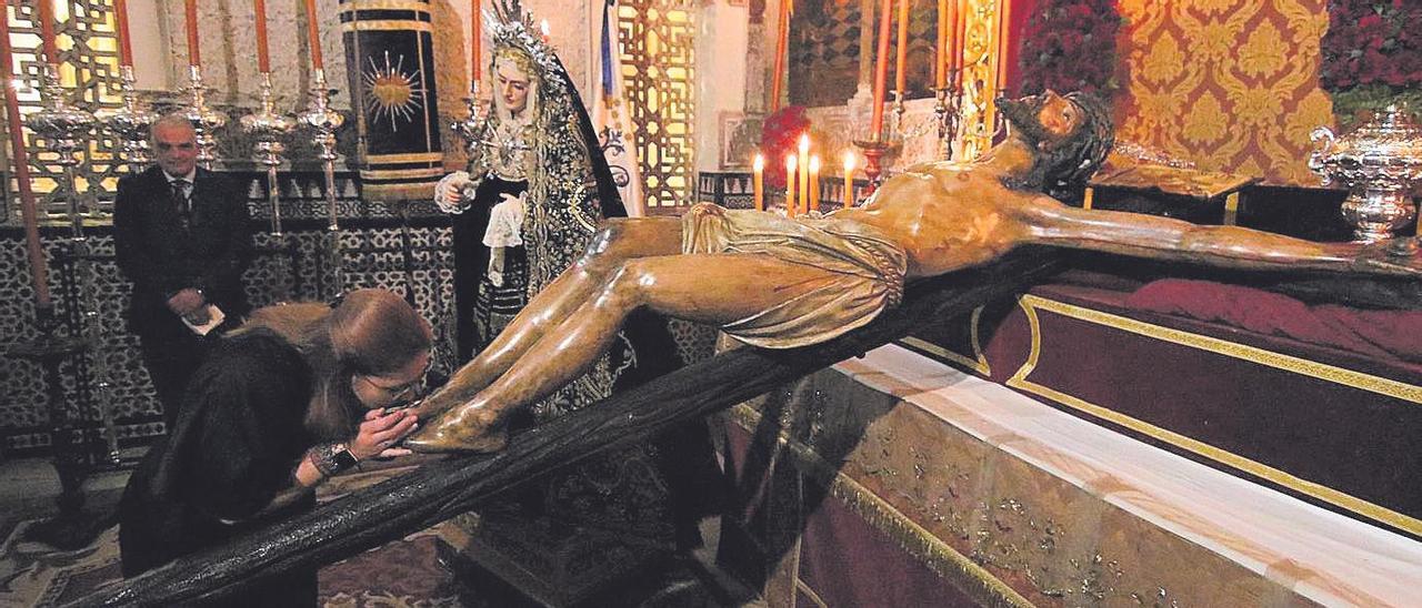 El Cristo de la Expiración en besapiés este domingo, en la iglesia de San Pablo.