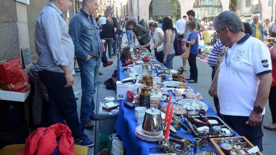 Mercadillo de antigüedades que se celebra todos los domingos en A Verdura. // Rafa Vázquez