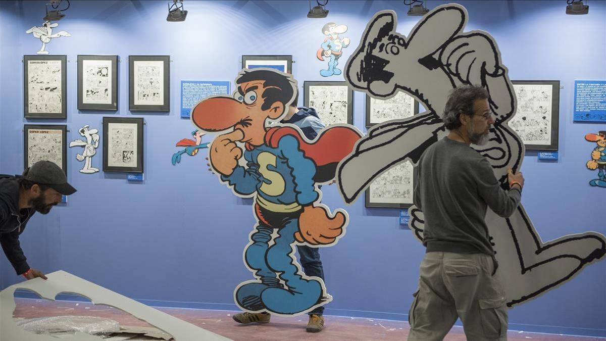 Preparativos de la exposición sobre Superlópez y Jan, este miércoles en el Salón del Cómic.