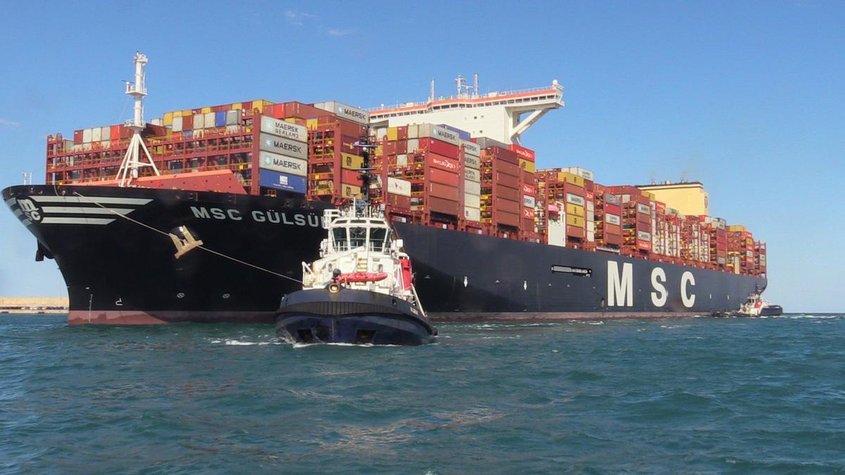 Un barco portacontenedores en el puerto de València