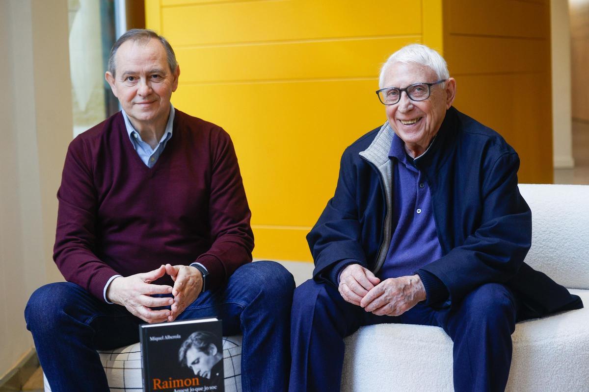 El periodista Miquel Alberola y el cantautor Raimon, durante la presentación del libro 'Raimon. Aquest jo que jo soc' en Barcelona