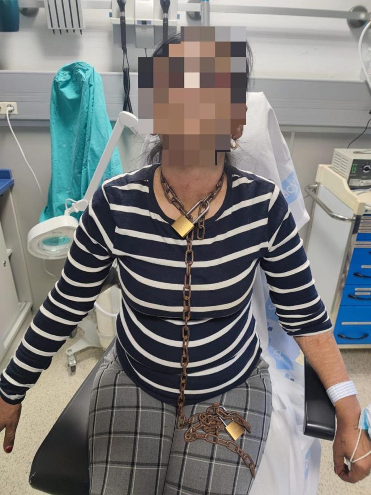 Una imagen de la víctima con encadenada, tras acudir al hospital el pasado lunes.