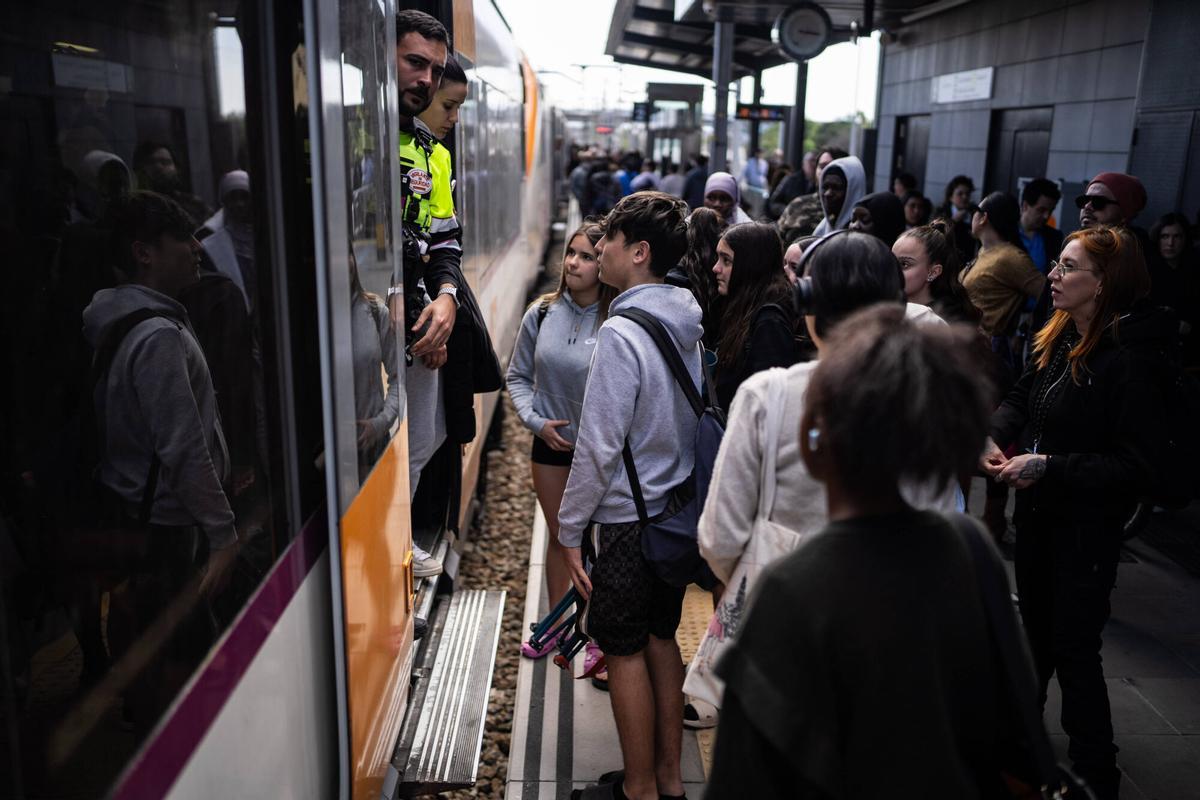 Mollet del Vallès 31/03/2026 Sociedad. Usuarios de Rodalies esperan al tren.. Foto de Zowy Voeten