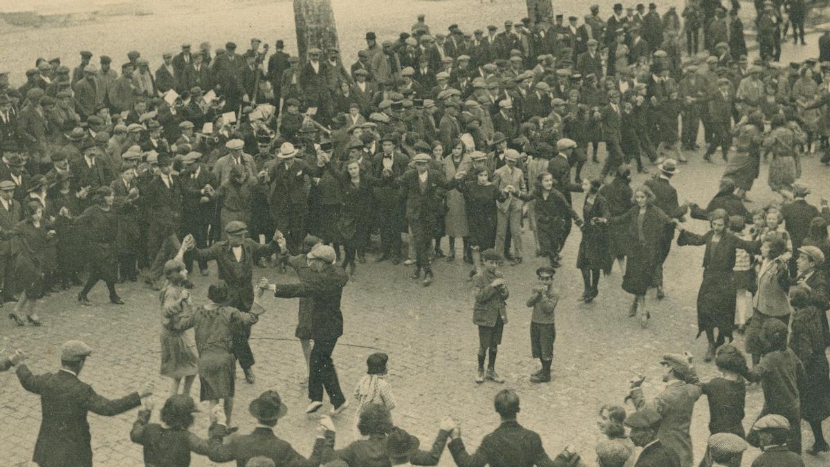 Una ballada de sardanes a la Rambla en el canvi de segle