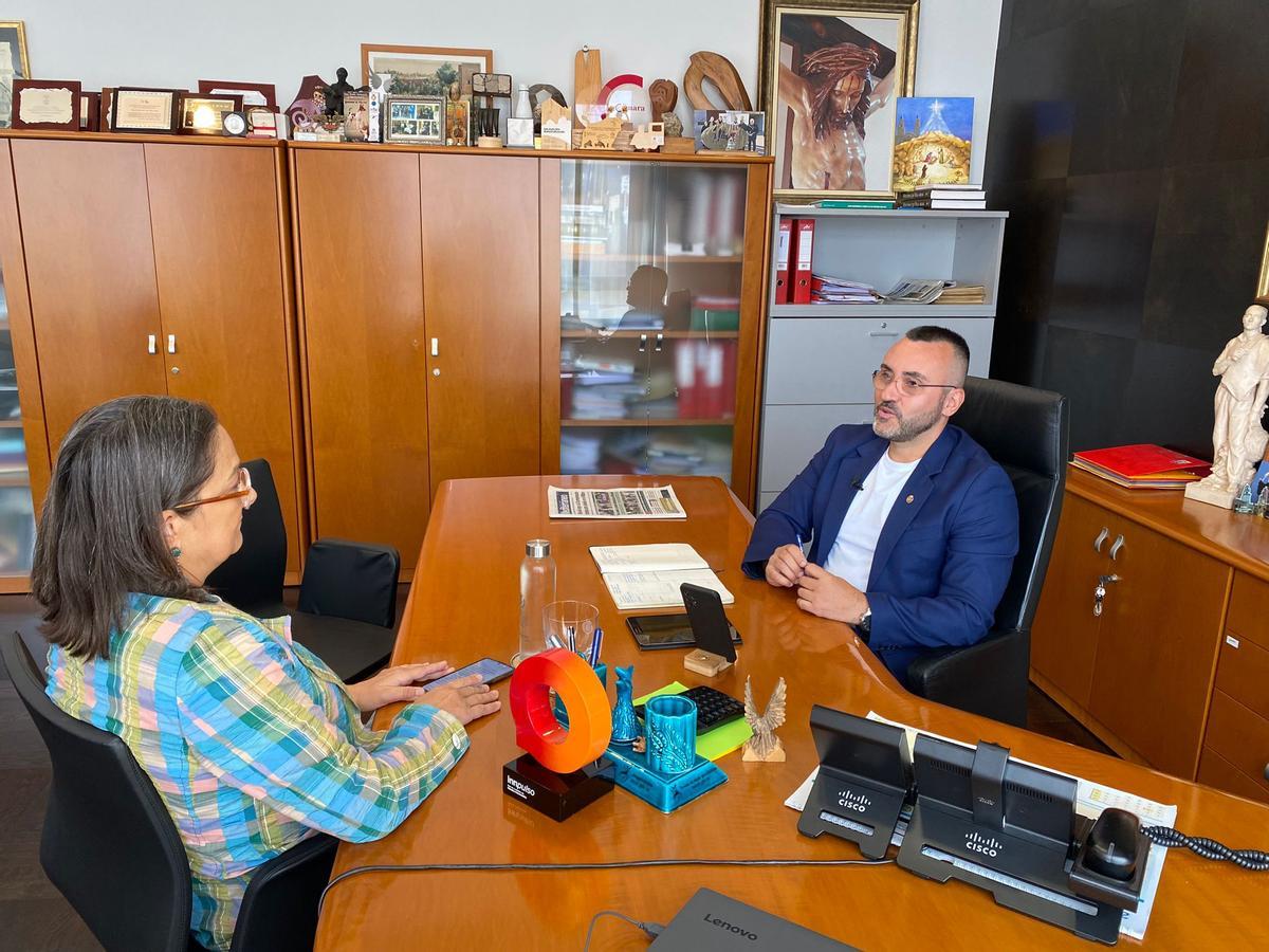 El alcalde, José Benlloch, recibió en el despacho de alcaldía a la presentadora de ‘La Panderola’, Loles García.
