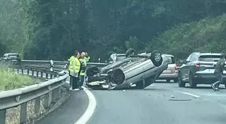 Un espectacular accidente en la Autopista genera dos kilómetros de atascos a la altura de Ribera de Arriba