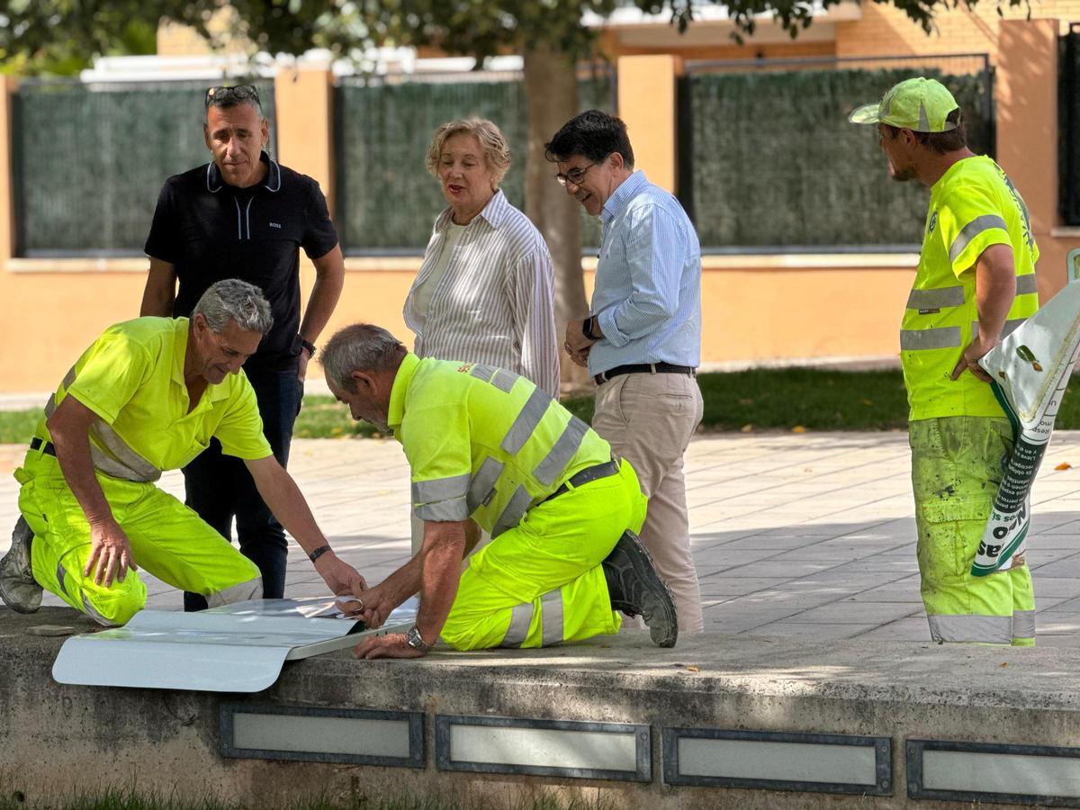 El alcalde, a la derehca, y la edil de Medio Ambiente, en la visita a la zona