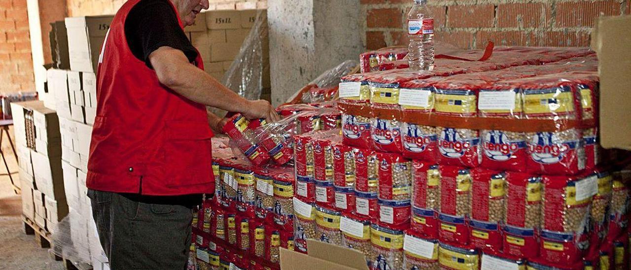 Un voluntario de Cruz Roja prepara un reparto de alimentos en una imagen de archivo.