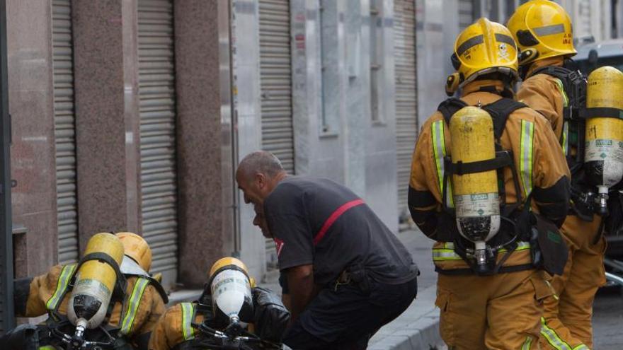 Susto en Elche al prenderse fuego una vivienda en Carrús