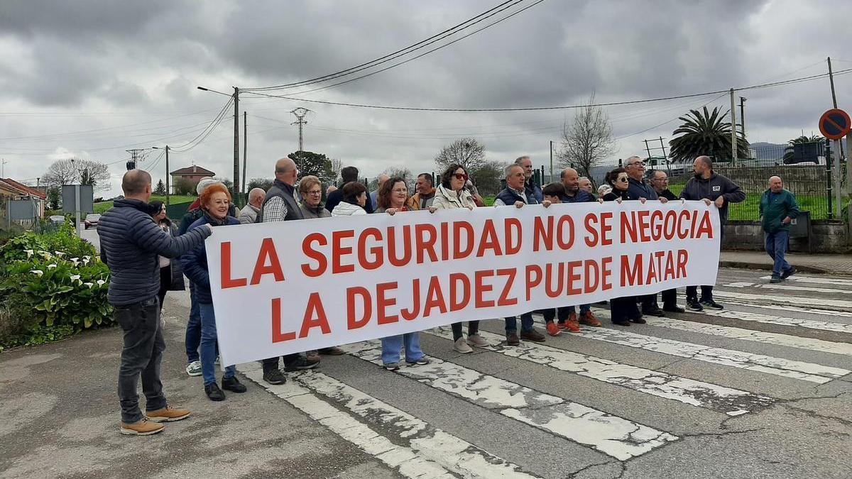 Los vecinos de San Cucao, en Llanera, cortan la carretera para exigir mejoras en un vial "muy peligroso"