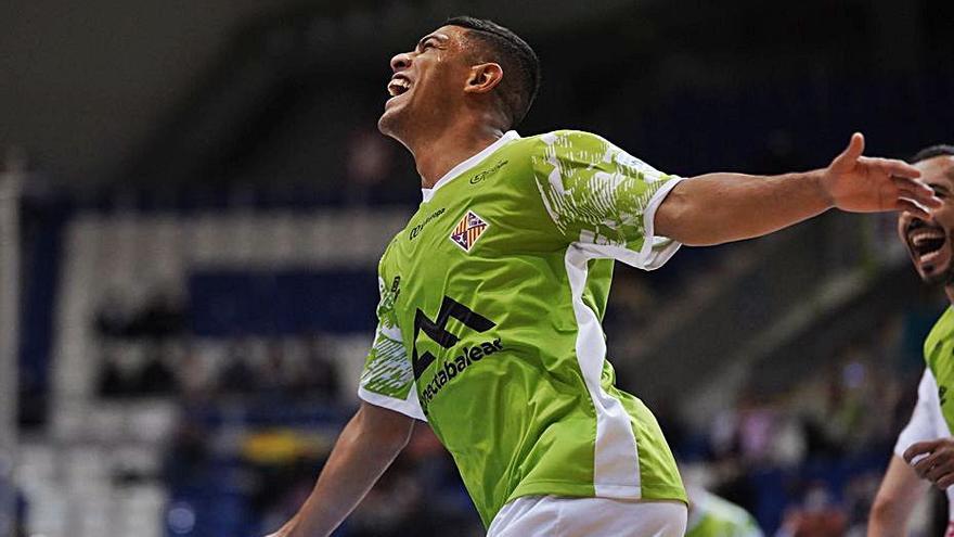 Vilela celebra uno de los tres goles al Aspil Vidal.