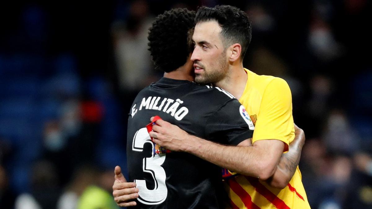 Busquets se abraza a Militao al final del clásico del Bernabéu saldado con el 0-4.