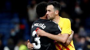 Busquets se abraza a Militao al final del clásico del Bernabéu saldado con el 0-4.