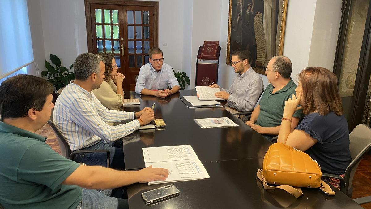 Participantes en la reunión celebrada en el Ayuntamiento de Xàtiva para tratar los pormenores del proyecto.