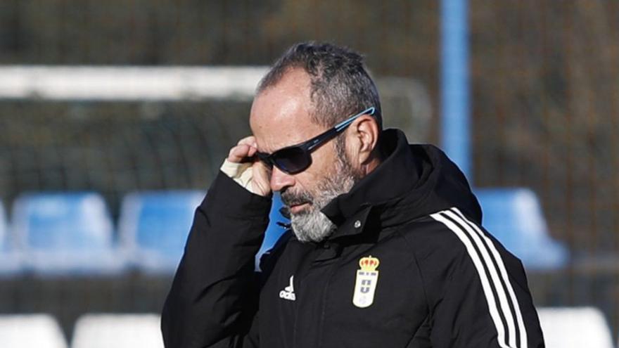 Cervera, sobre el triunfo del Oviedo en Málaga: “Hicimos un partido muy serio, estaba controlado”