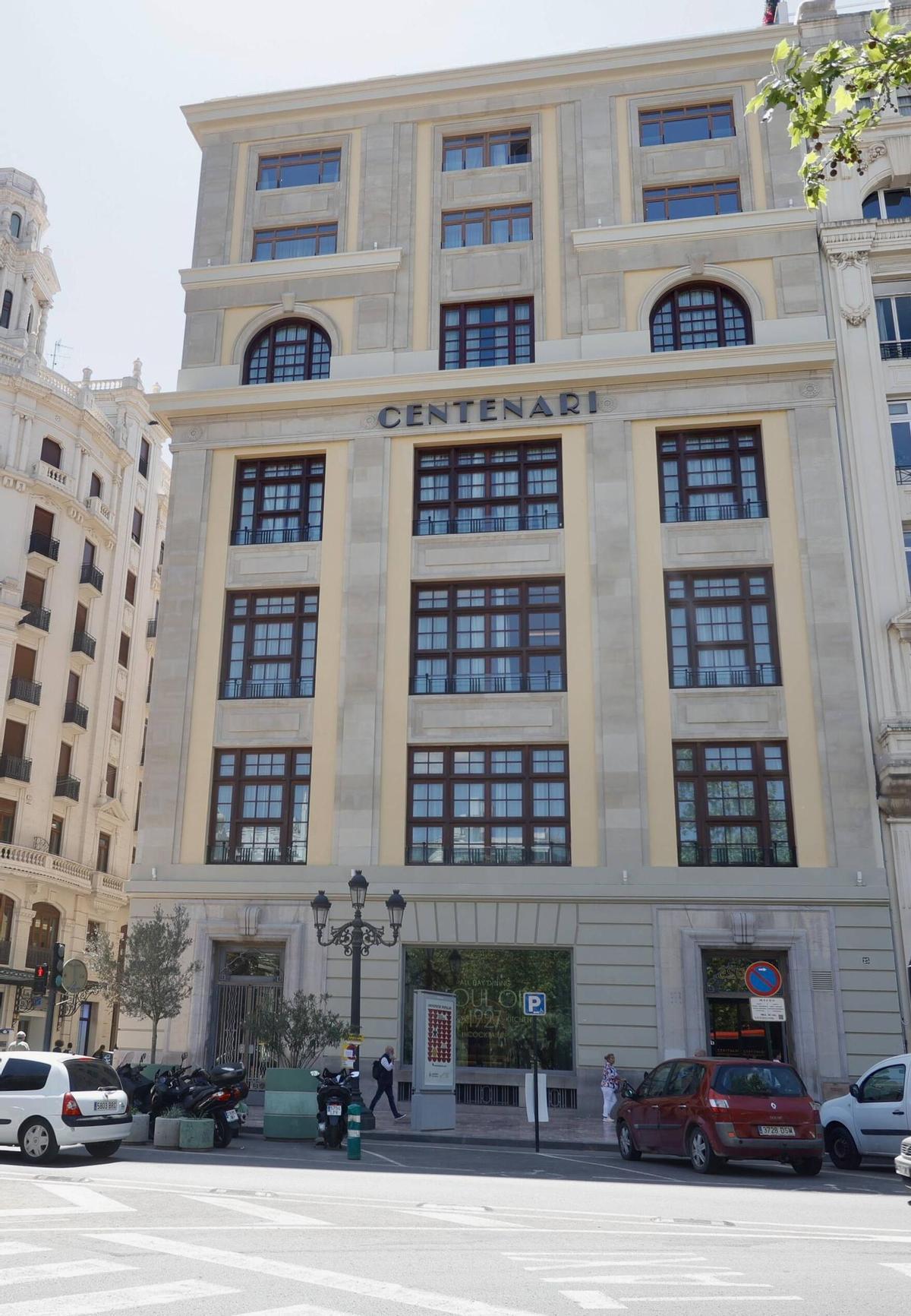 Hotel Centenari (del grupo Marriot), abierto en la plaza del Ayuntamiento de València.