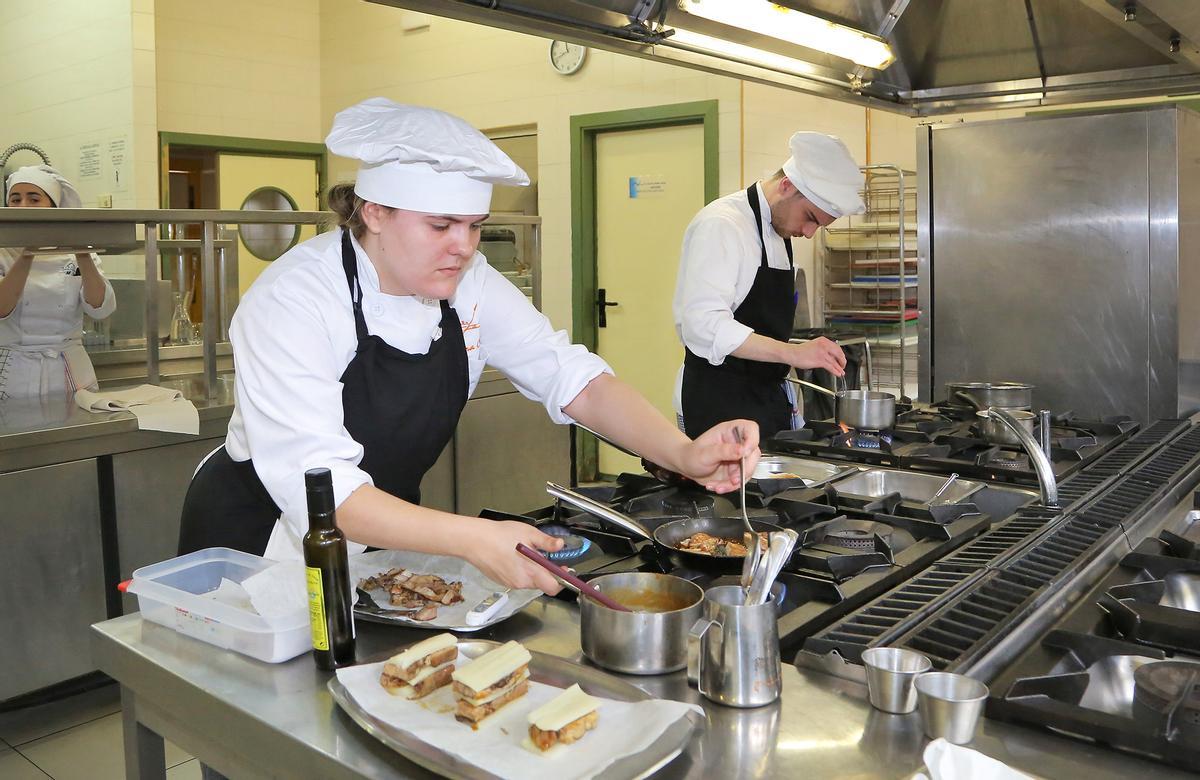 Los ganadores en las cocinas del IES Miralbueno.